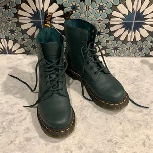 Like New 1460 Pascsl Virginia Leather Green Doc Martens women’s size 7